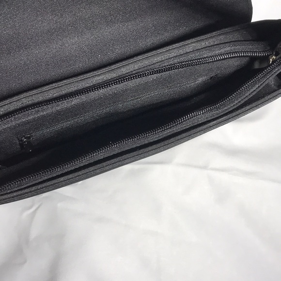 Basic Shoulder Bag - Picture 4 of 4